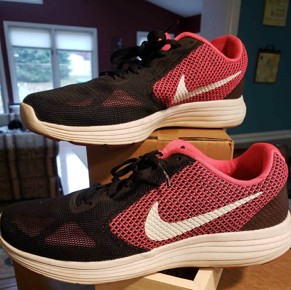 Woman's Nike shoes Size 8.5. Revolution 3
